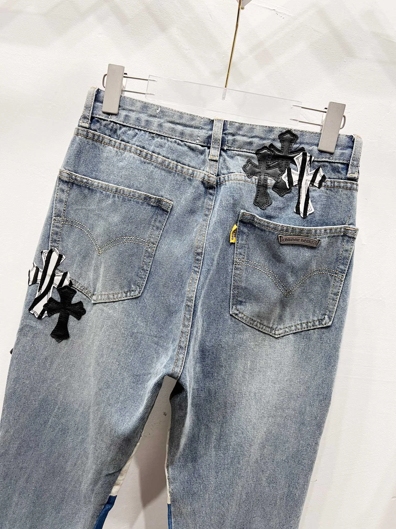 P290 Style number: (r021) GALLERY DEPT. ss25 limited edition zebra and large black leather micro-flared cross jeans. Styles with different wash textures are very friendly to people with thin legs and thick legs. The micro-flared version is very flattering to the leg shape. The moderate length is timeless and easy to match. It is the basis of various styles and a must-have in the wardrobe! The fabric is stiff but also makes the upper body soft without losing texture. The washing process is even more perfect. It is a must-have item for everyone! ! ! Washed wheat, hang tag, pants label, three labels complete Color: blue Size: 28-30-32-34-36